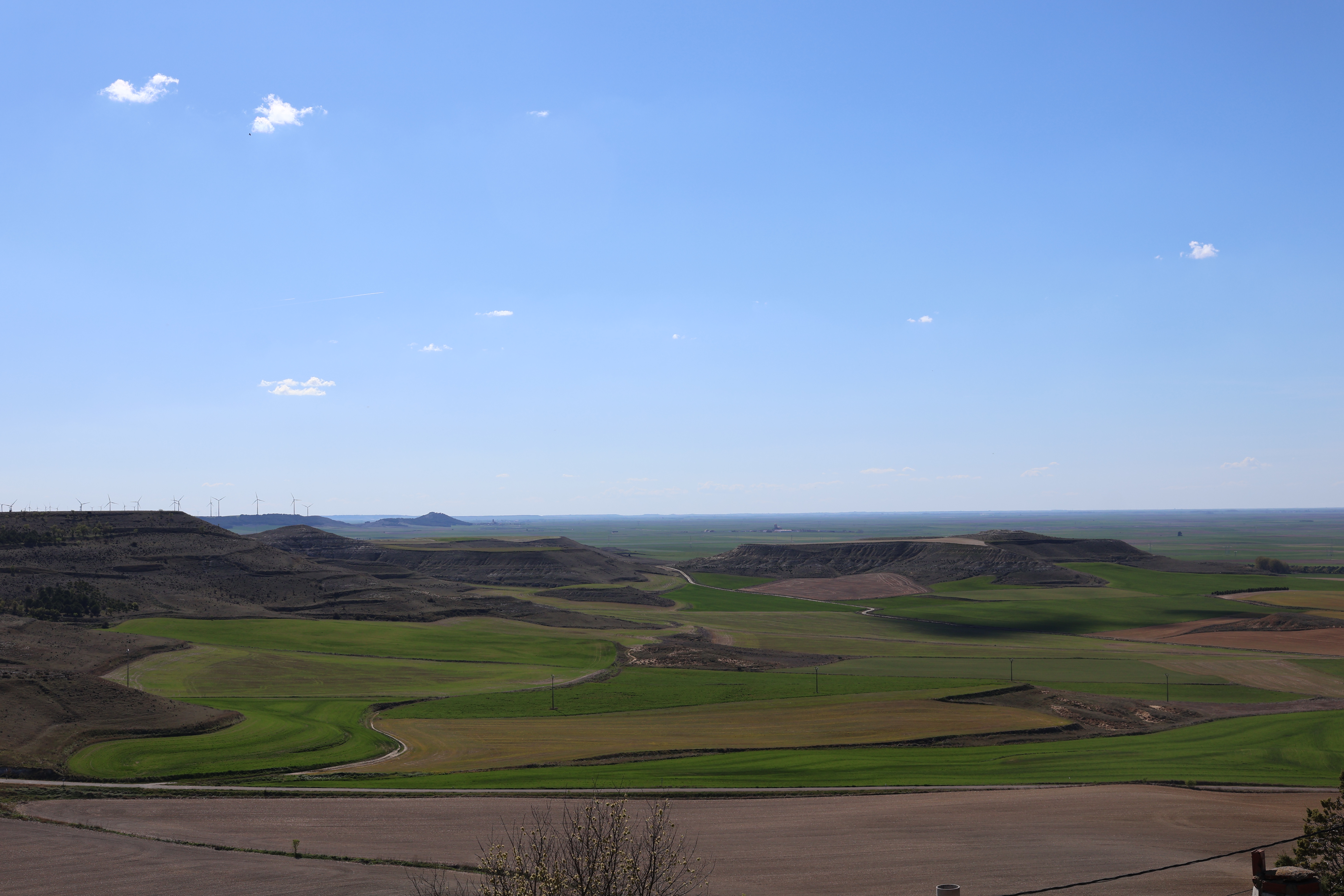 Paisaje verde con llanuras y colinas