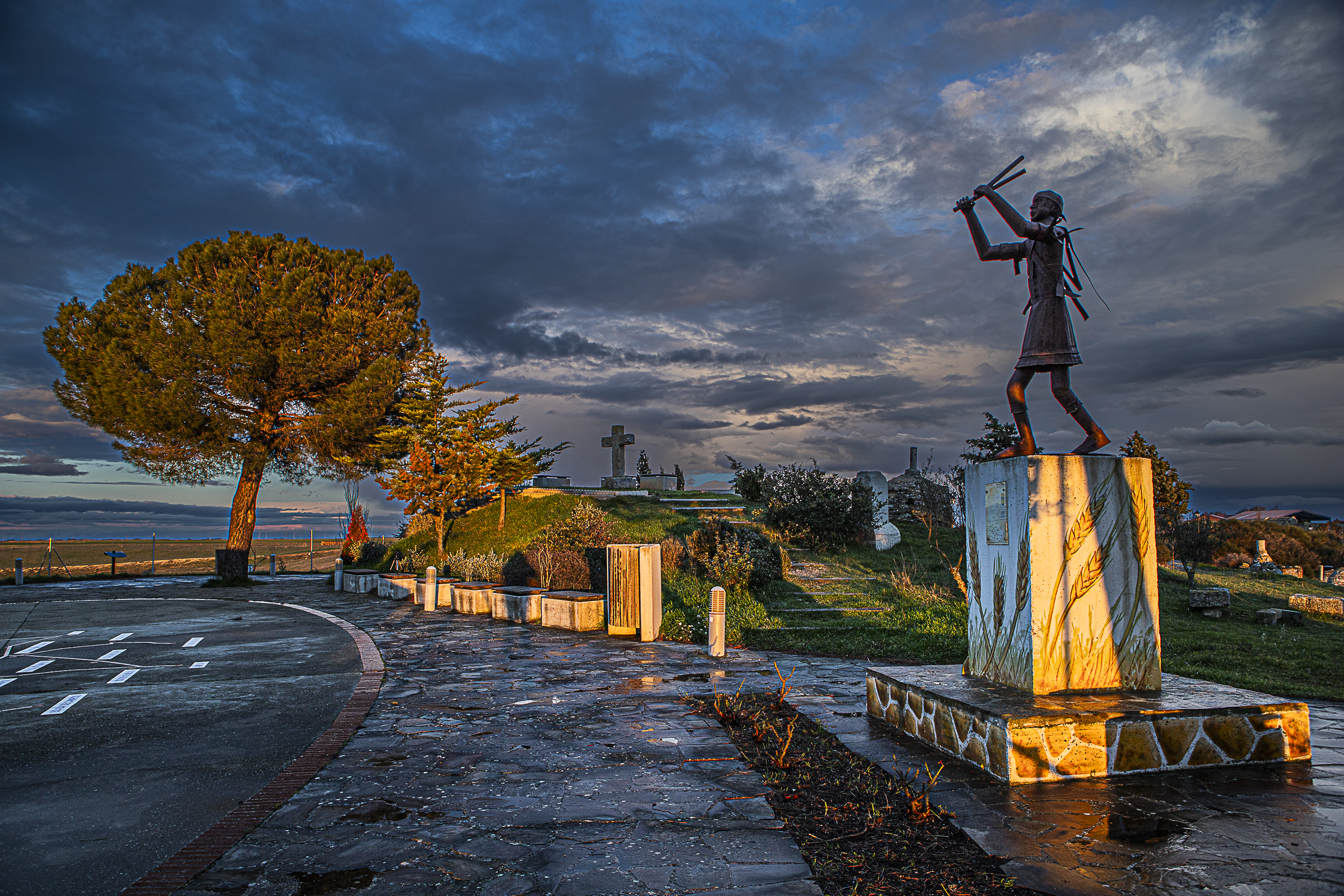 Estatua y paisaje al atardecer en marzo